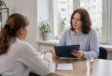Жінка отримує консультацію щодо порядку звернення по допомогу
